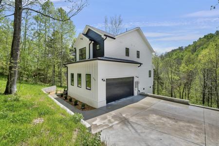 555 Harbor Dr