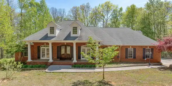120 Dunrobin Ct
