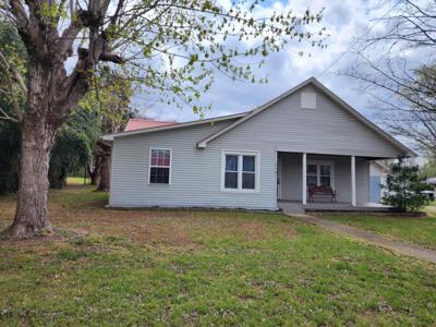 218 E Lake Ave