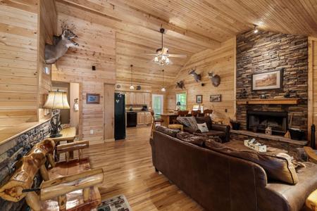 375 Lakeside Dr