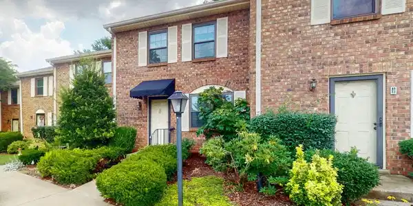 102 Thistle Ln