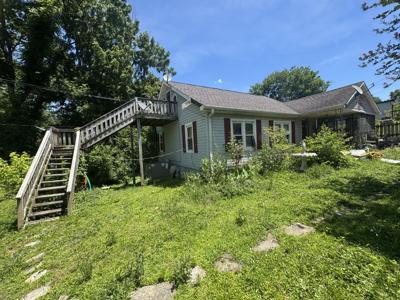 123 W School St