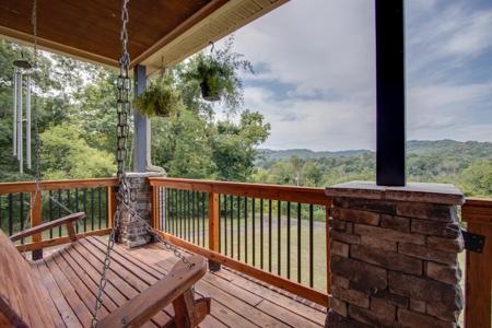 57 Lakeside Dr