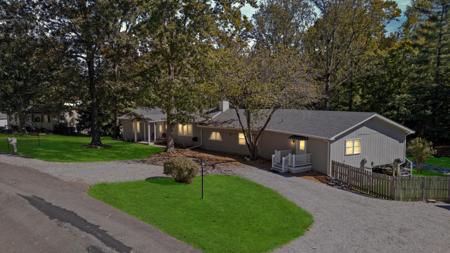 585 Lakeway Dr
