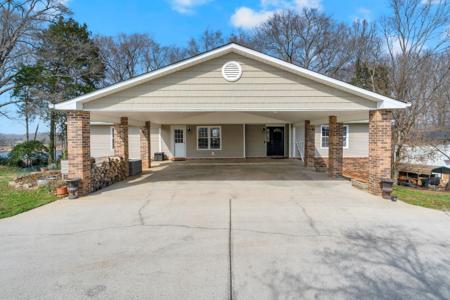 182 Loop Dr
