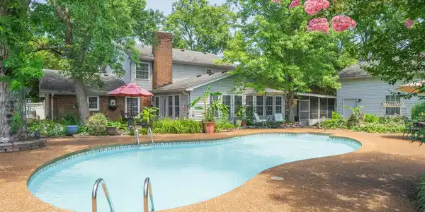 132 Clearlake Dr E