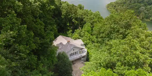 1038 Lakeside Dr