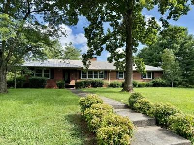 401 E Petty Ln