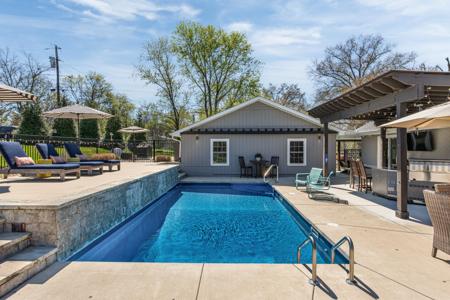 1011 Lakeshore Dr