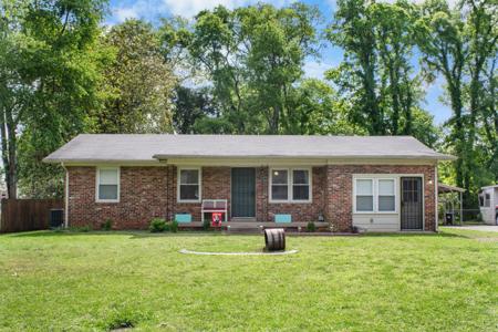 2011 Foxdale Dr