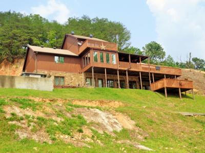 1146 Lakefront Dr