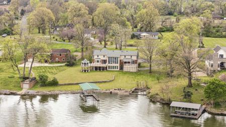 3211 Lakeshore Dr