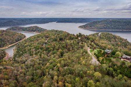 8 Lake Meadow Dr