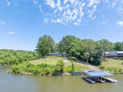 440 Bluff Point Ln