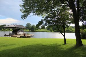 305 Lakewood Dr E