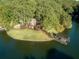 410 Lakeside Cr