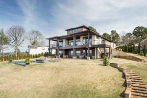 210 Bainbridge Cr