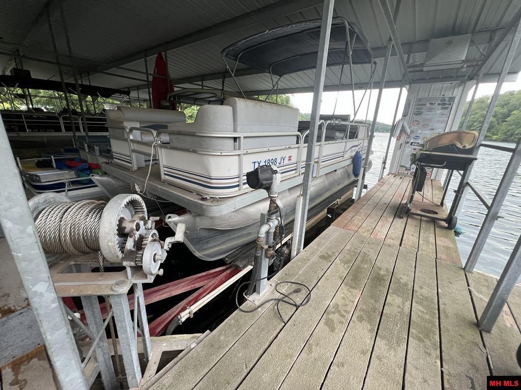 Image 3: BOAT SLIP WITH LIFT