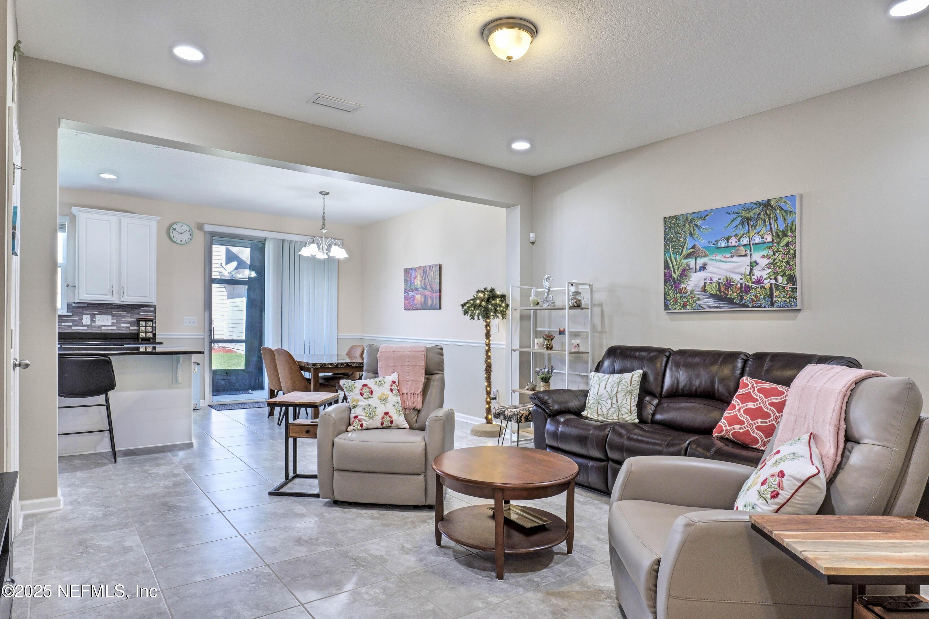 Image 3: living-room-1