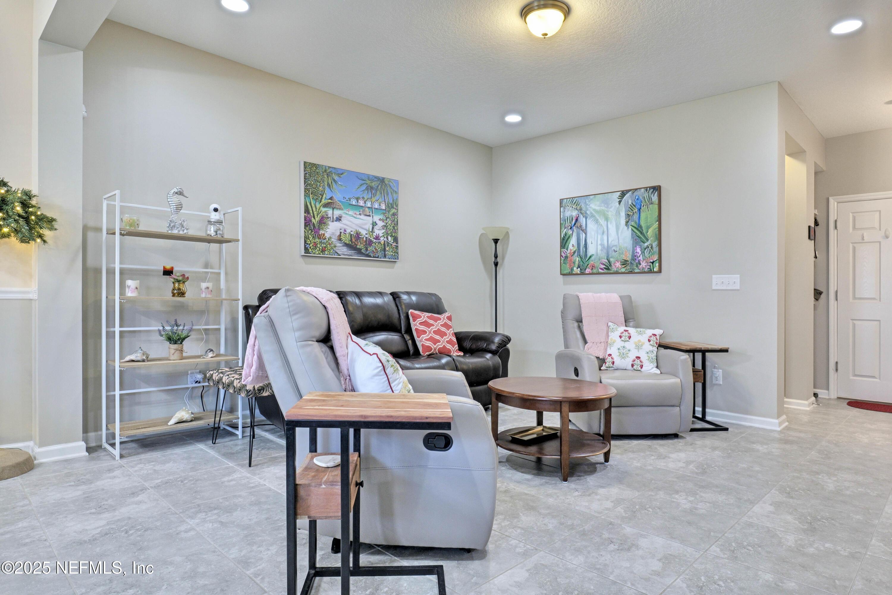 Image 4: living-room-2