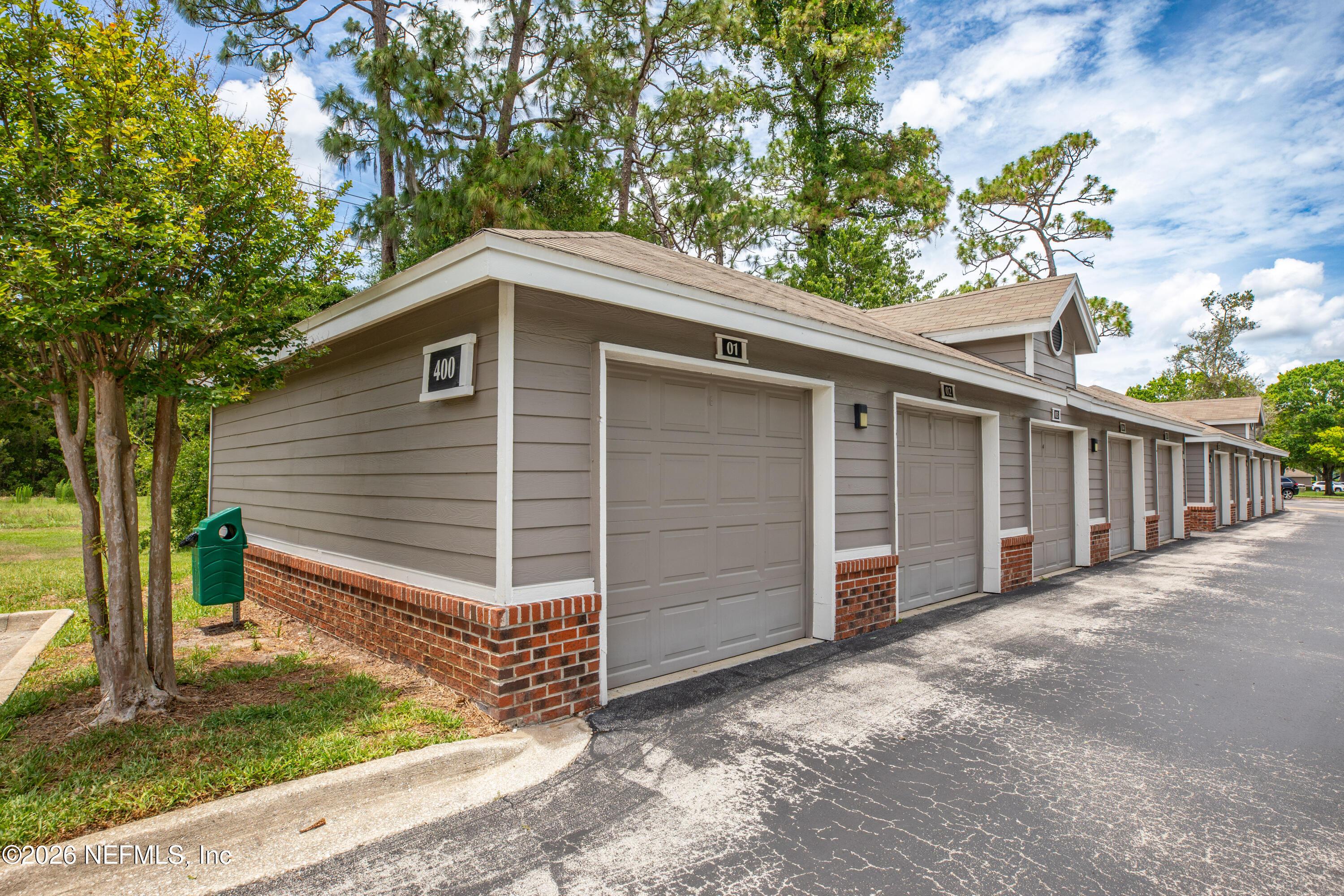 Image 2: Garage comes with condo