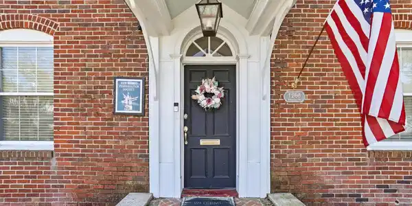 Image 2: 2_Front Door