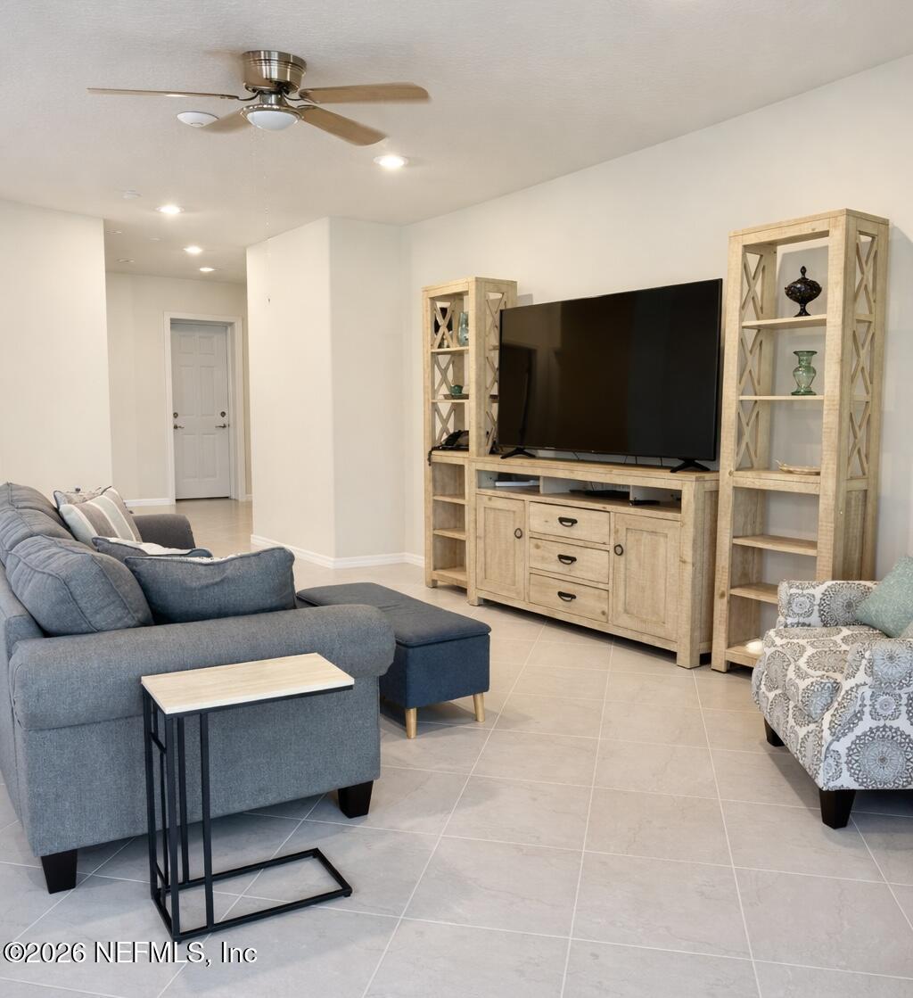 Image 4: living room