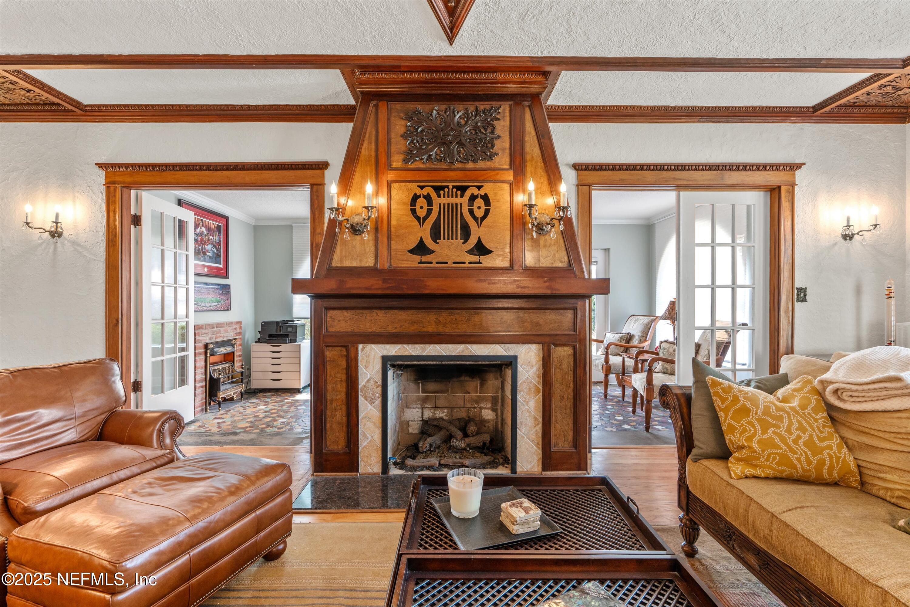 Image 4: Living Room