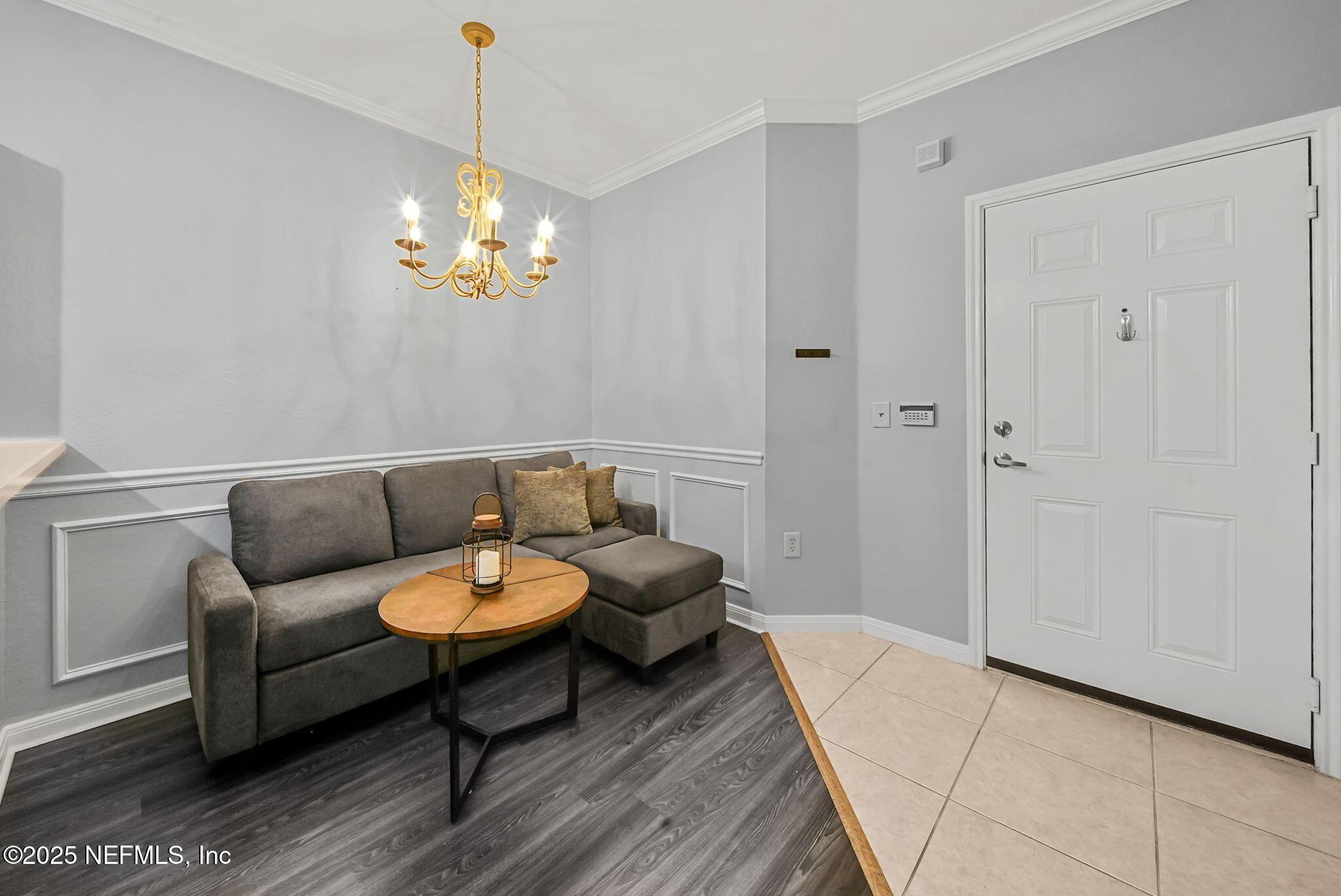 Image 4: Family Room/Dining