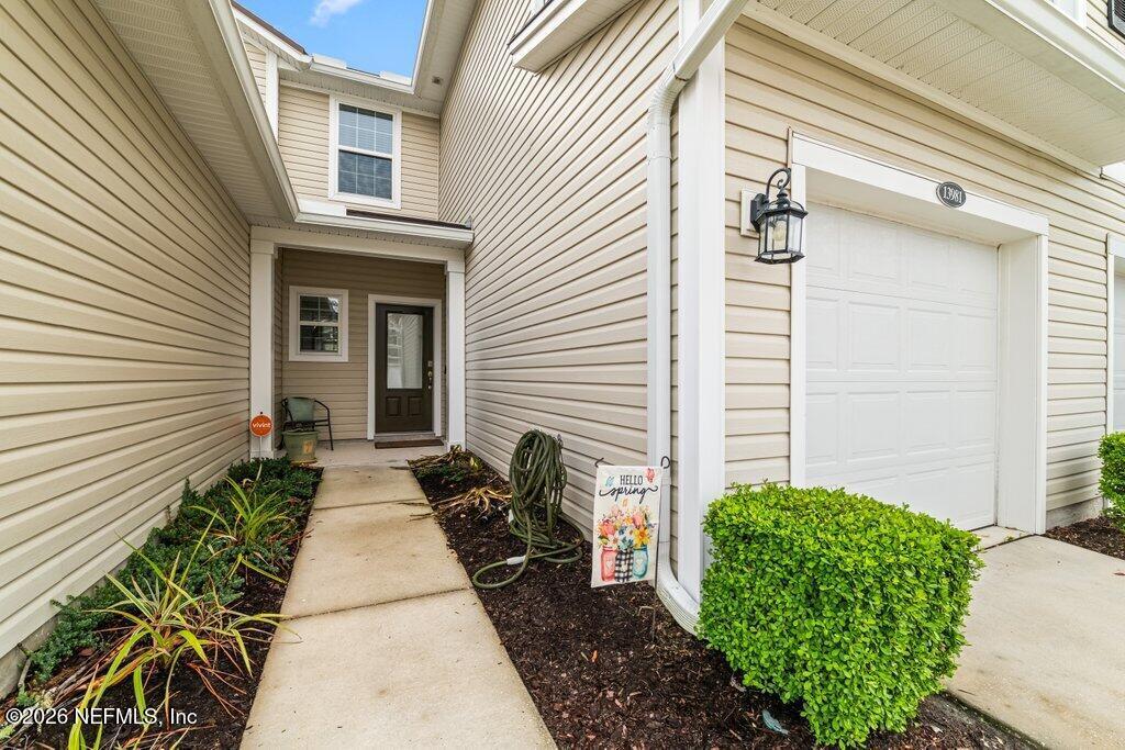 Image 4: Front/Main Entry