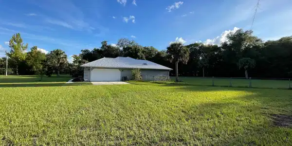 Image 3: Garage Side
