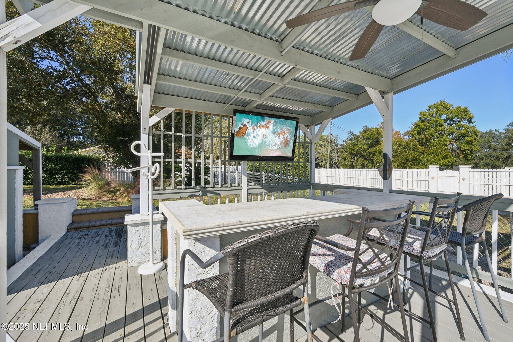 Image 3: Outdoor bar area