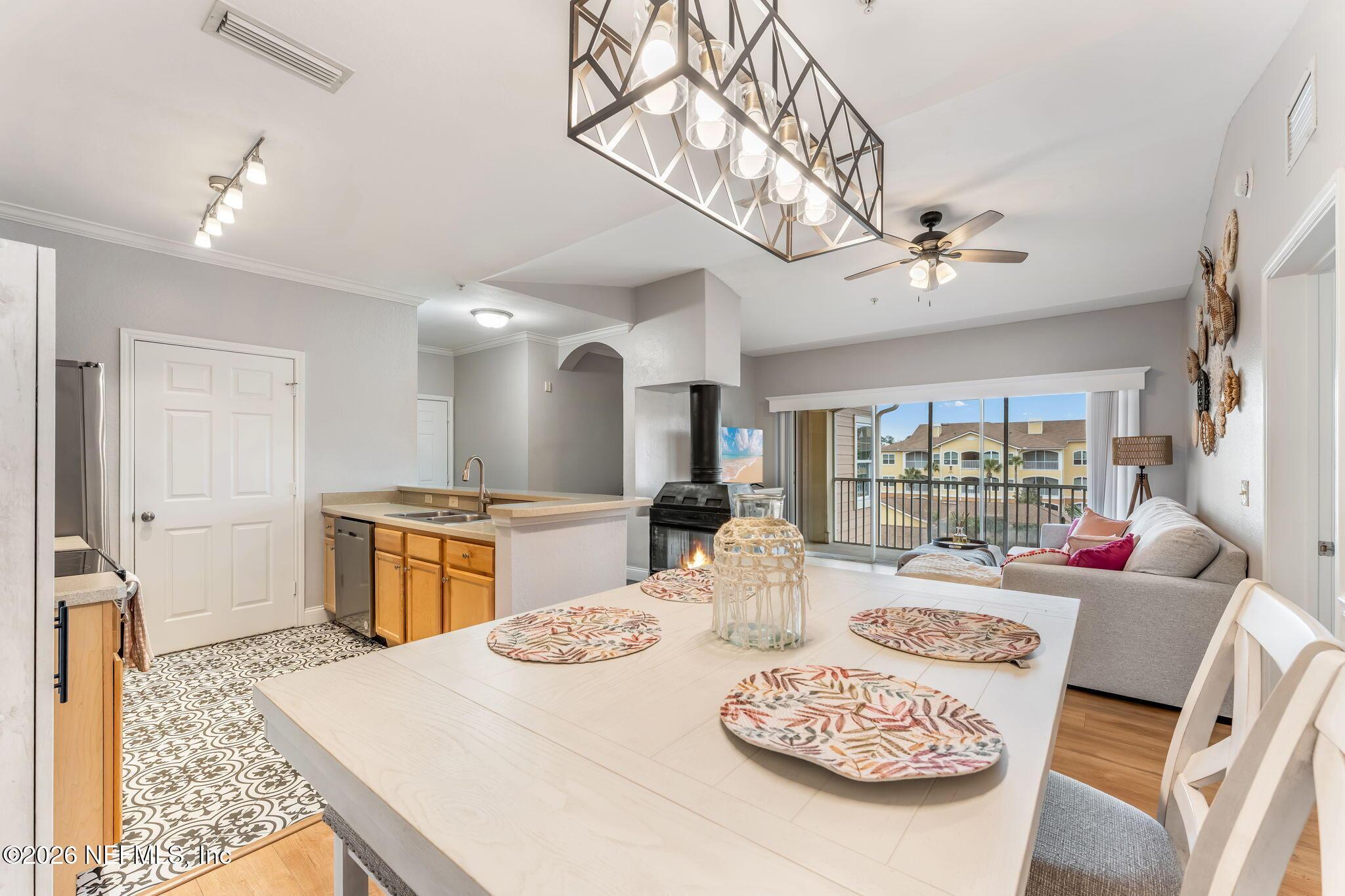 Image 1: Kitchen/Dining/Living