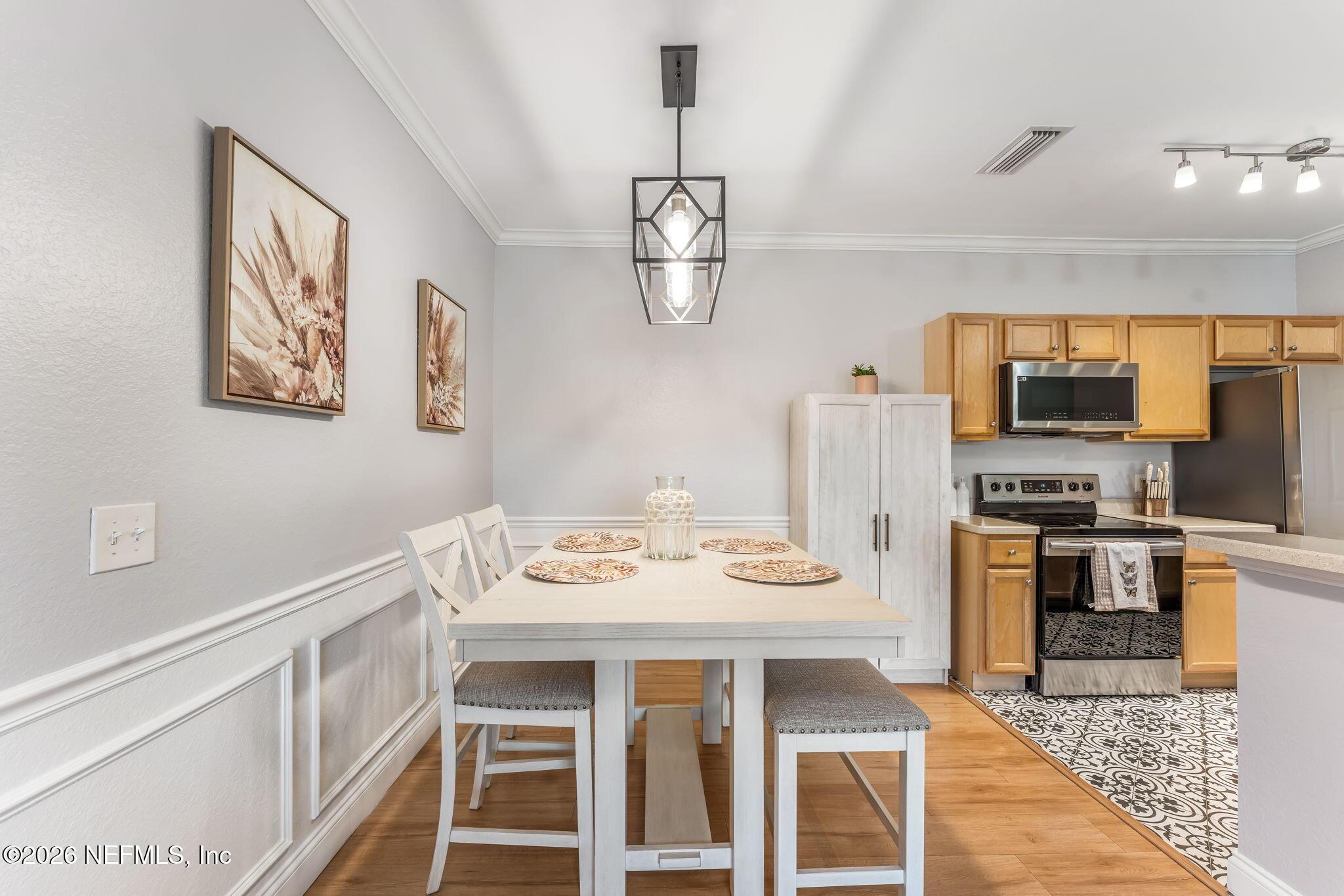 Image 4: Dining Area