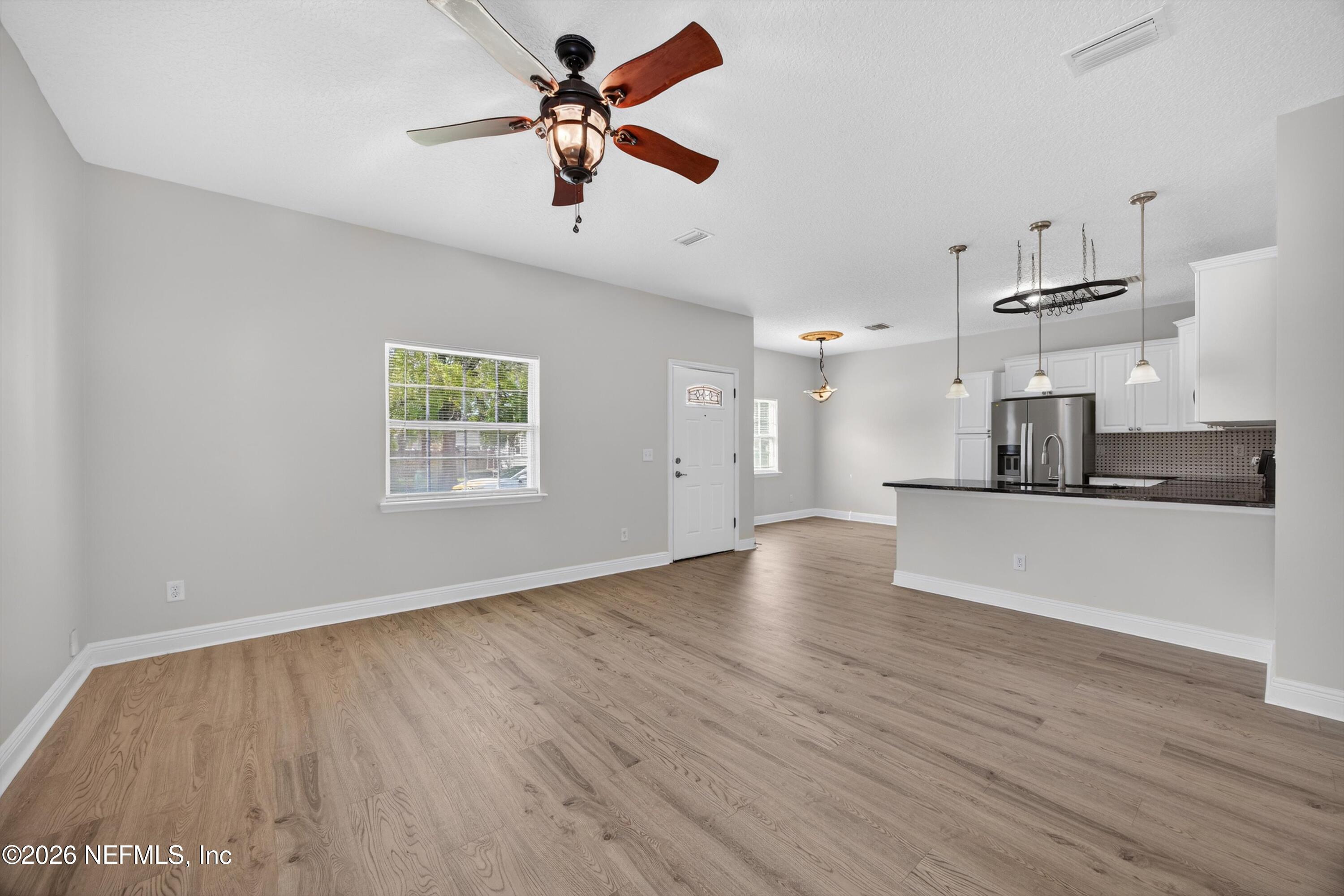 Image 3: 03-12157 Grasse St-28