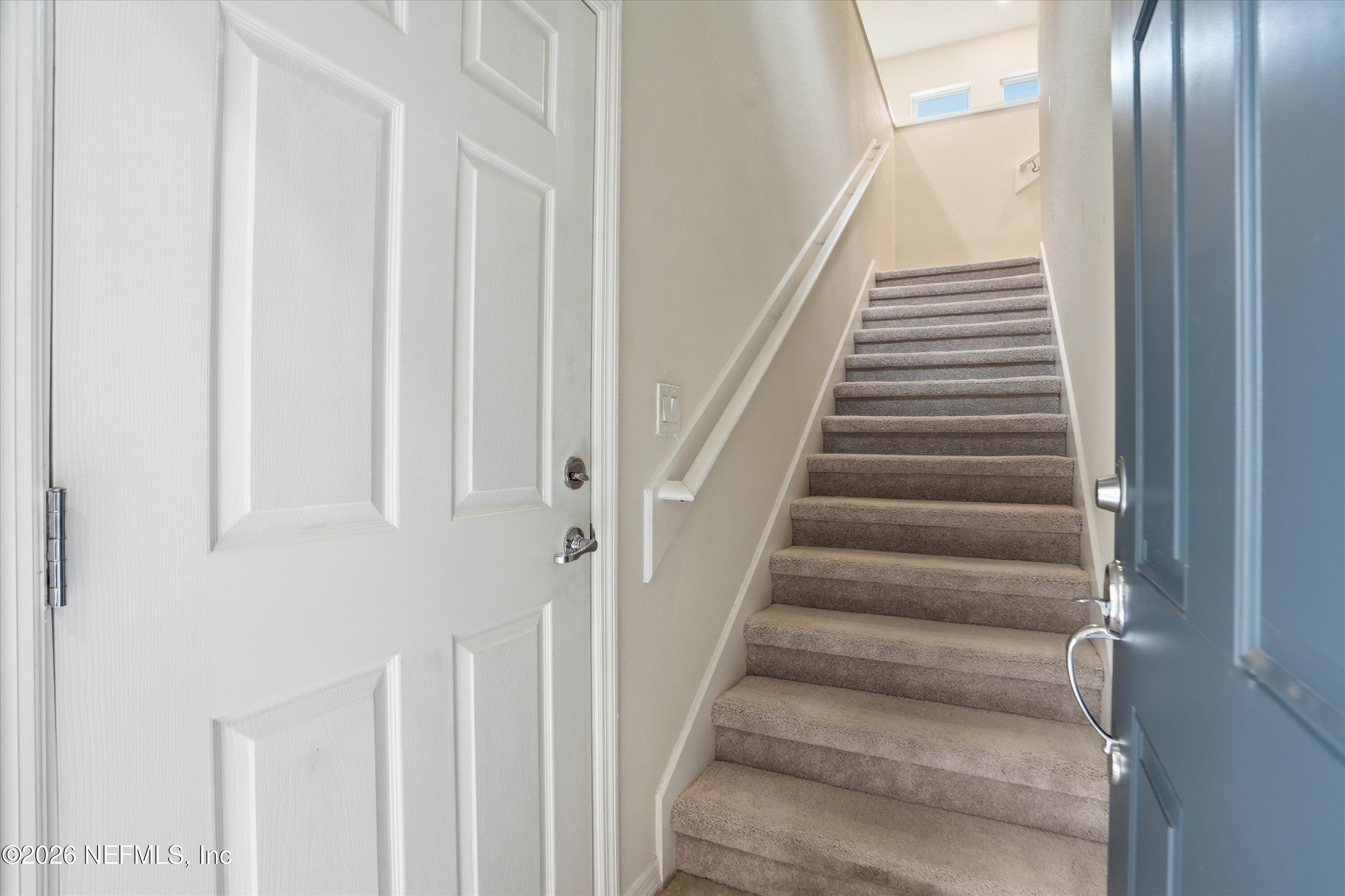 Image 4: 05-Foyer