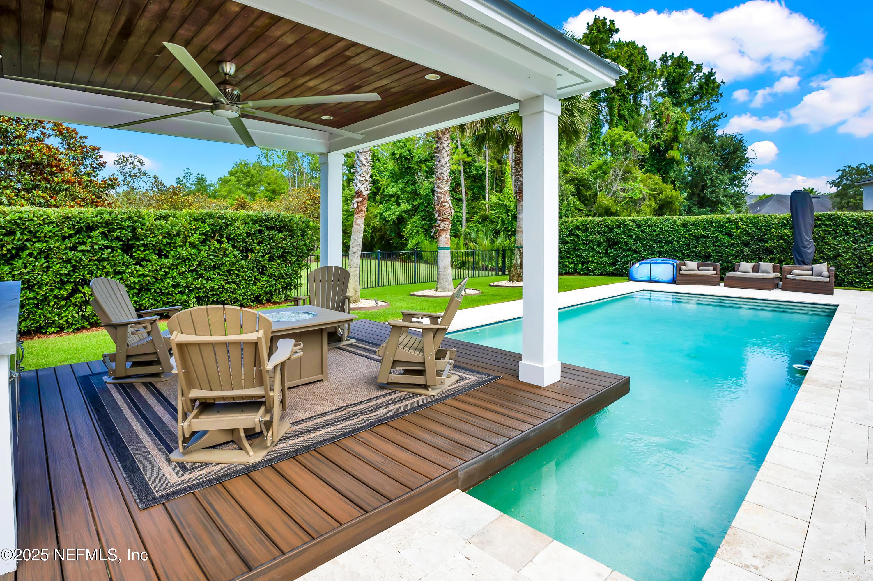 Image 4: Entertainment Patio