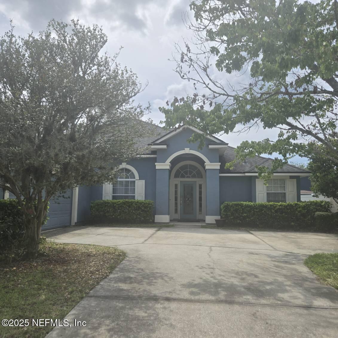 Image 4: Front driveway