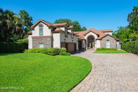 121 ROSCOE Boulevard N