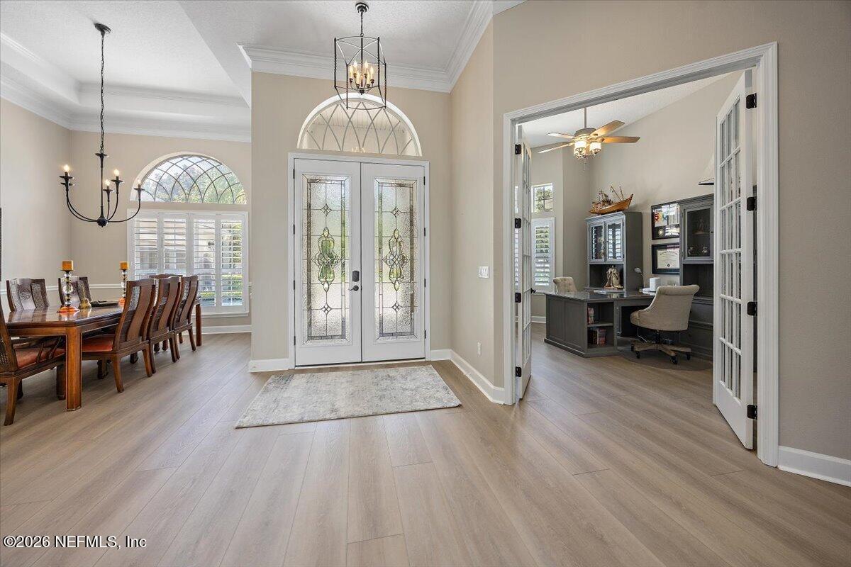 Image 4: 04-Foyer