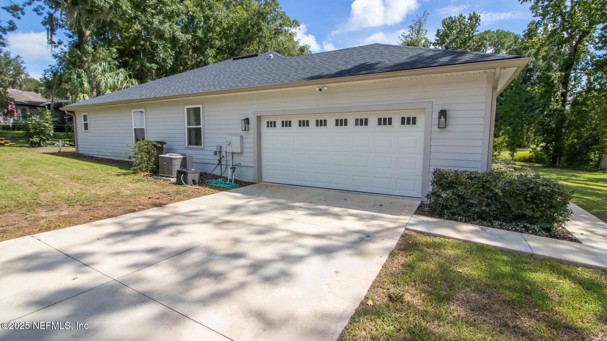 Image 4: 2 Car Garage