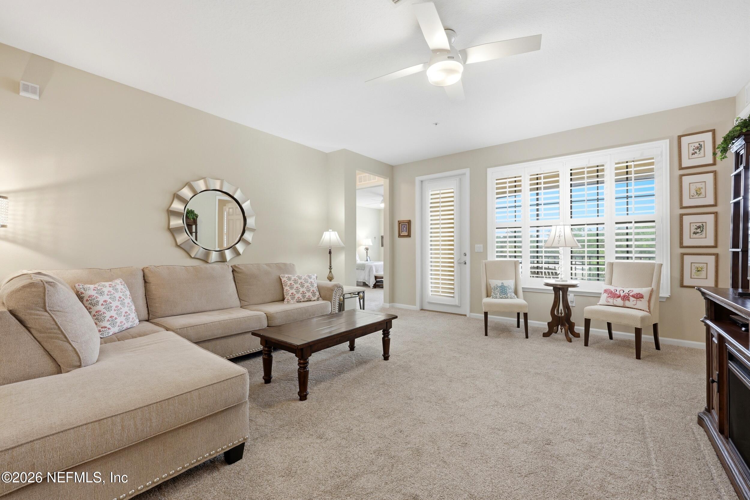 Image 4: Living Room