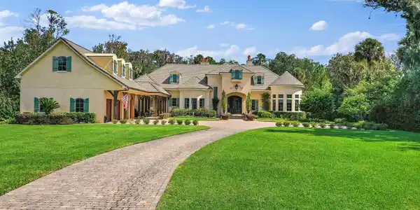 20 S ROSCOE BLVD