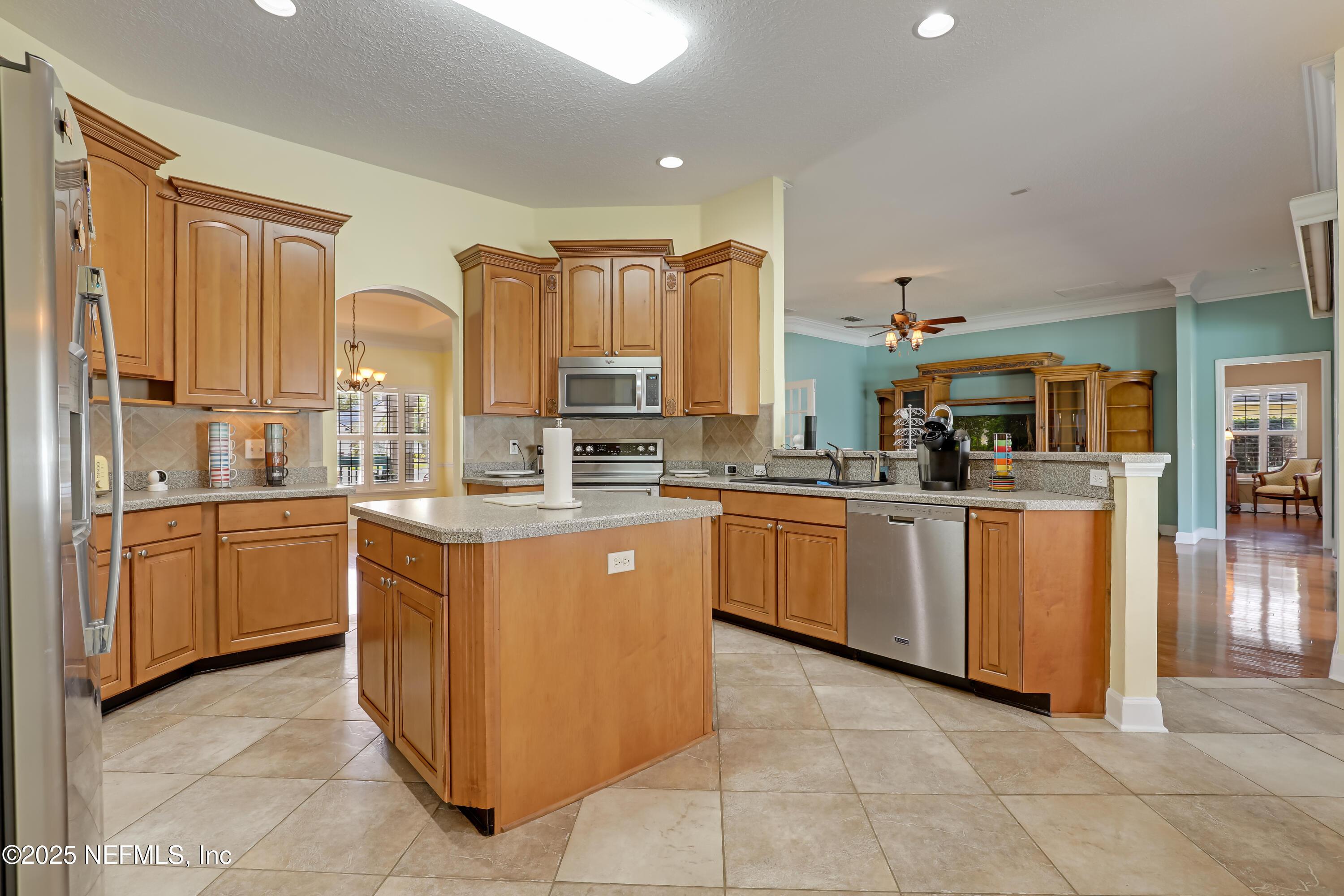 Image 4: 03 Kitchen