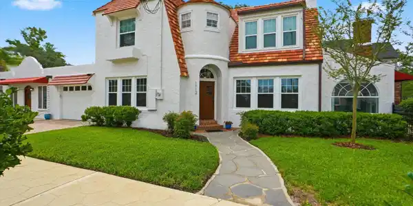 1112 COLOMBO Street