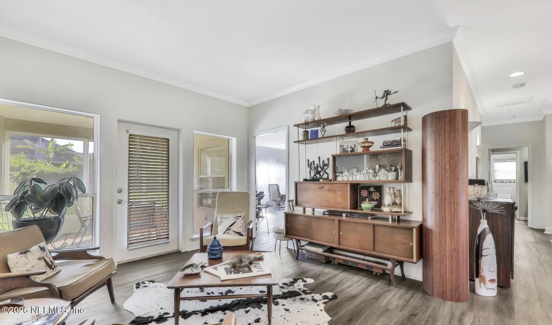 Image 4: Living Room