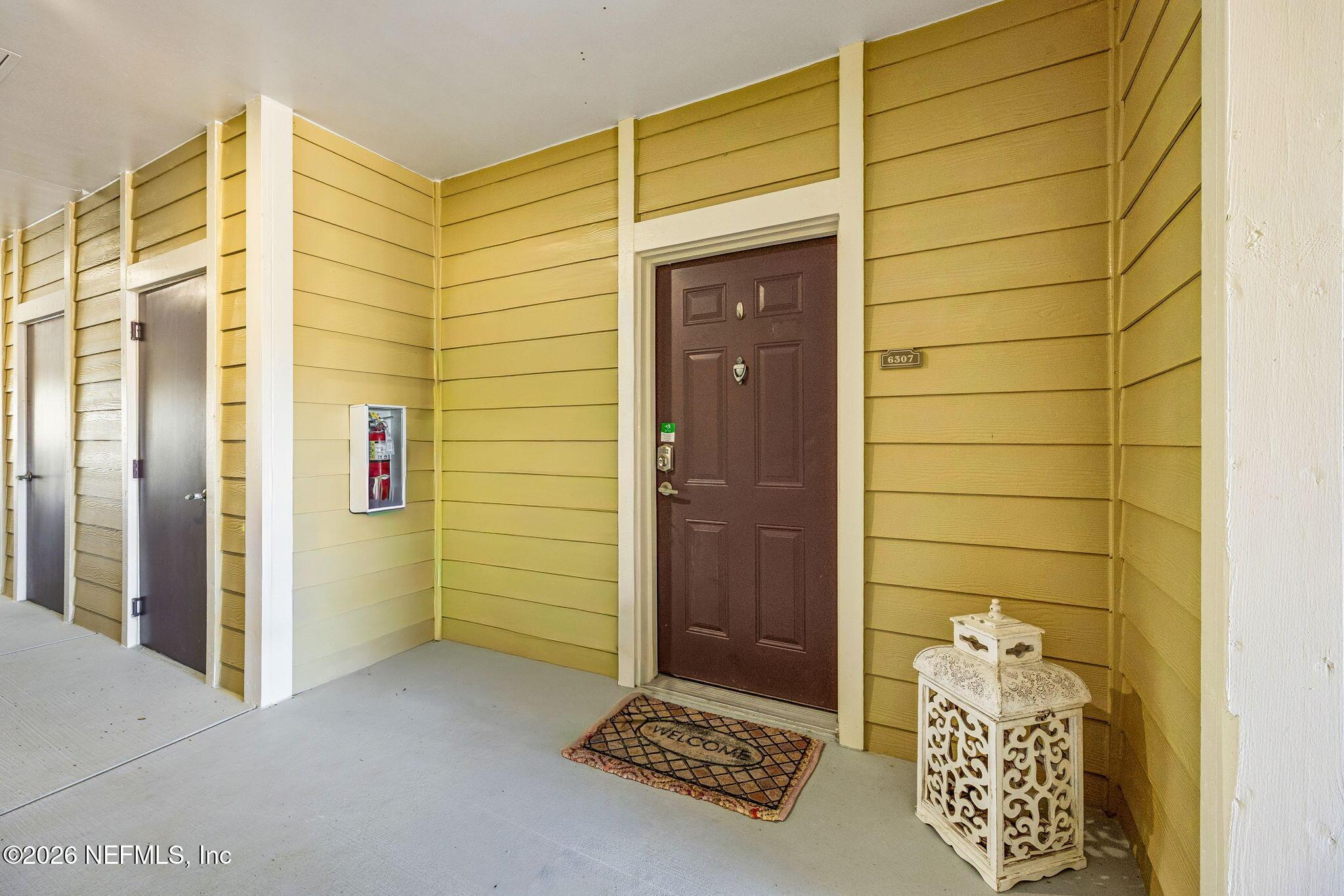 Image 2: 2-web-or-mls-22_275 Old Village Cir, Uni