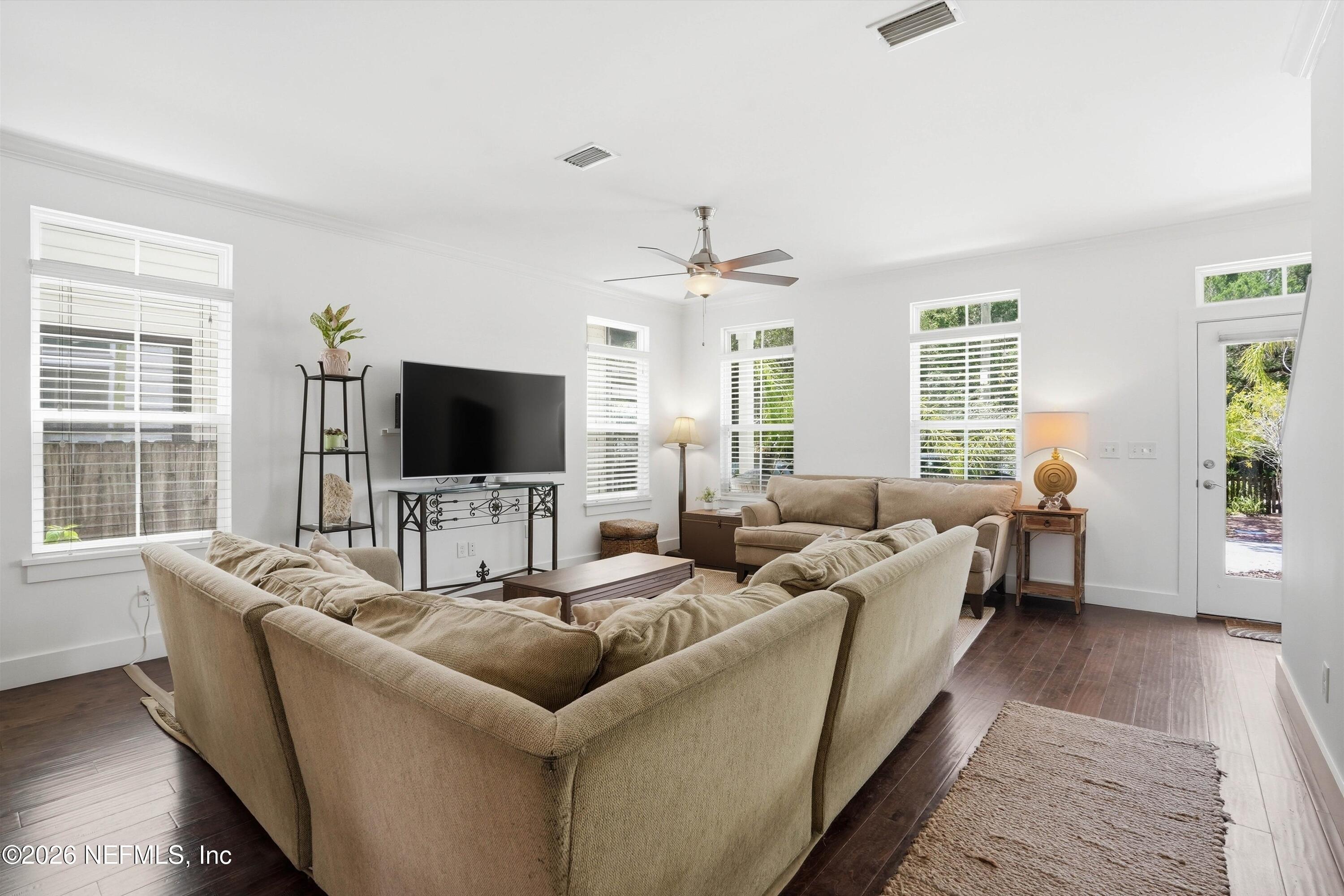 Image 3: Living Room
