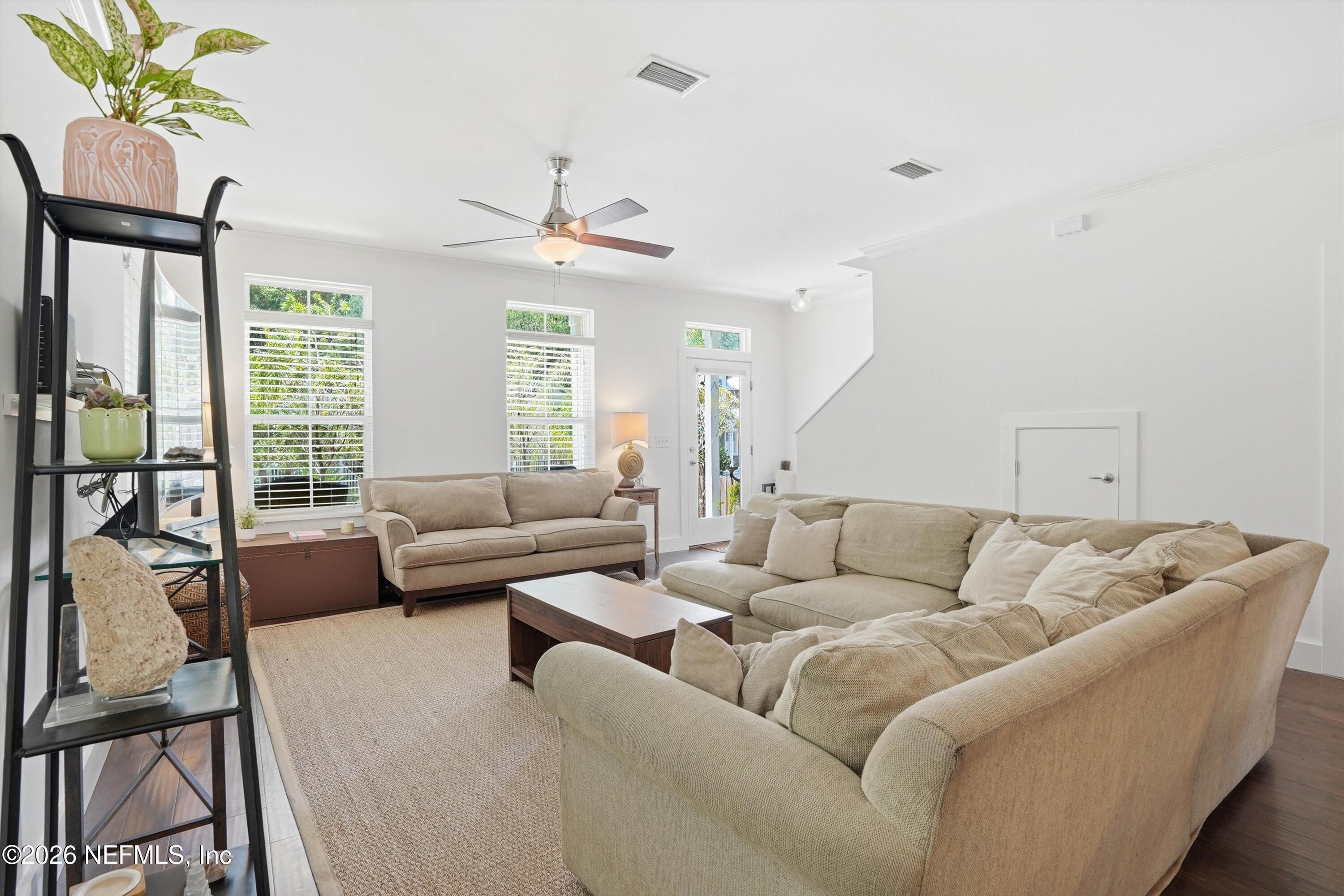 Image 4: Living Room