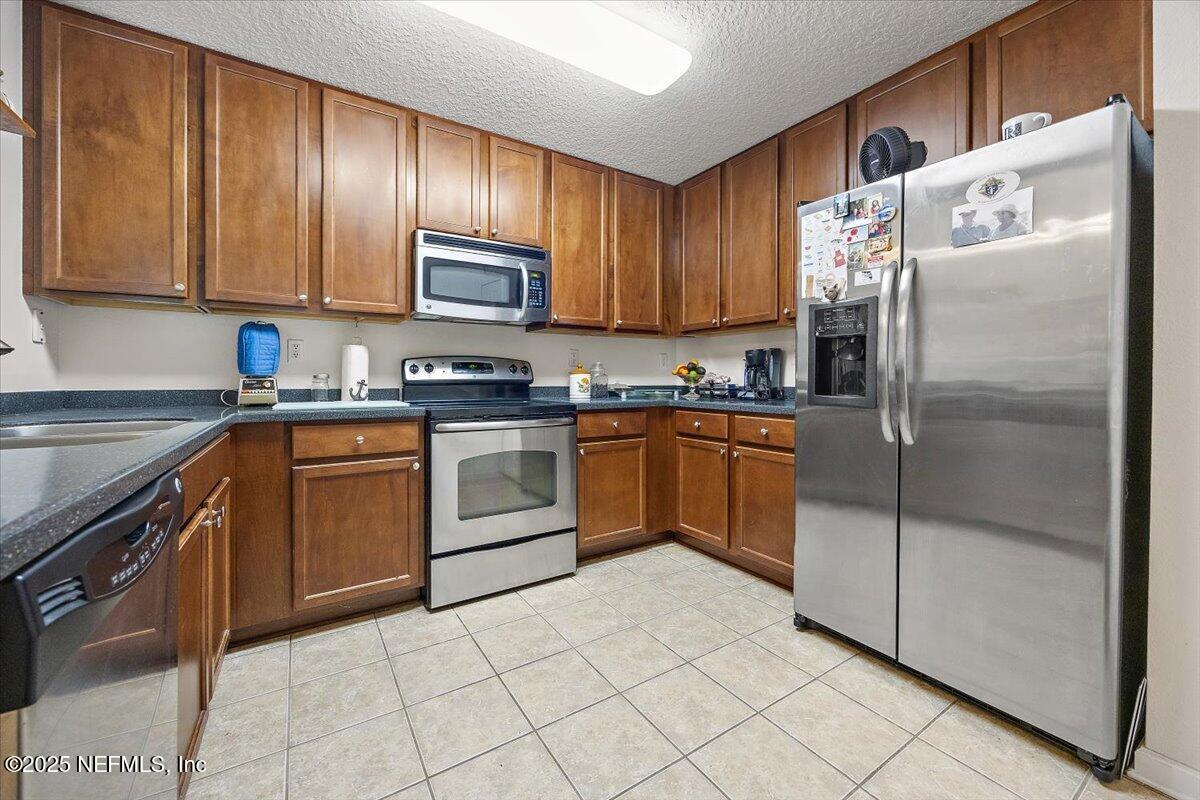 Image 4: 07-Kitchen